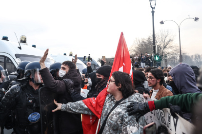 Los manifestantes se manifiestan cerca de la Asamblea Nacional después de la votación de la Asamblea Nacional francesa sobre la ley de reforma de pensiones propuesta por el gobierno.