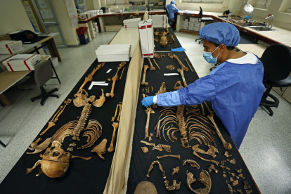 Médicos del servicio forense de Medicina Legal de Colombia fueron registrados al trabajar en la identificación de restos óseos humanos en Bogotá (Colombia).