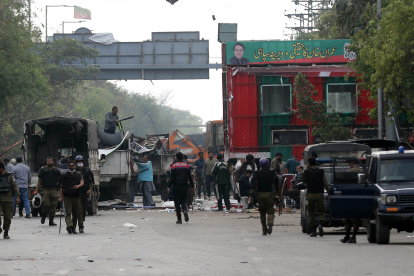Lahore (Pakistan), 18/03/2023.- Supporters of opposition party Pakistan Tehrik-e-Insaf clash with police during a Police operation at Former Prime Minister and head of opposition party Pakistan Tehrik-e-Insaf, Imran Khan"s residence in Lahore, Pakistan, 18 March 2023. Police launched an operation at his residence to remove camping protesters who had prevented his arrest and clashed with security forces repeatedly over the past week, as Khan traveled to Islamabad on 18 March, to appear before a court in a case related to gifts he received during his term. Former premier was removed from office last year through a vote of no confidence, which Khan blamed on a US move to expel him from power. He later claimed that it was former Pakistani Army Chief Qamar Bajwa who conspired with the opposition to oust him. (Protestas) EFE/EPA/RAHAT DAR