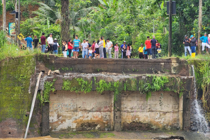 Las lluvias que han caído en las últimas horas han provocado derrumbes y el colapso de infraestructuras como el puente sobre el río Blanco.