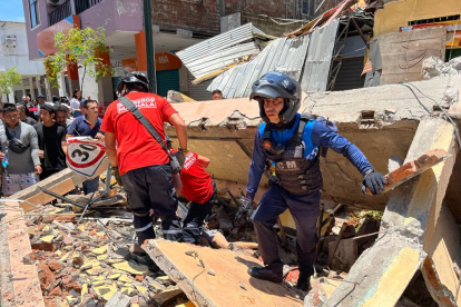 Lugar. Organismos de socorro llegan al lugar para levantar información y asistir a los ciudadanos.