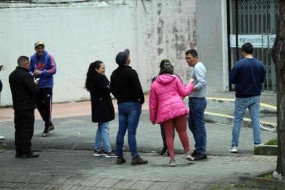Evacuación. La gente salió a las zonas despejadas mientras pasaba el susto por el sismo
