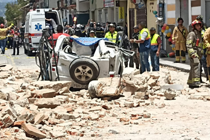 Trabajo. Los organismos de socorro llegaron hasta el lugar para asistir a los heridos.