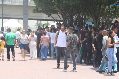 Los visitantes de un centro comercial de Guayaquil, luego del temblor.