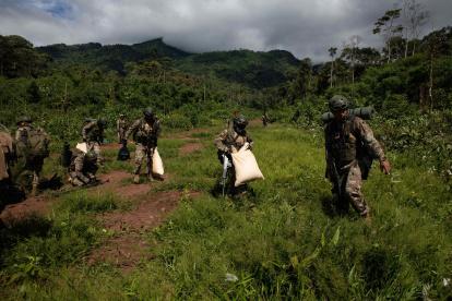 ACOMPAÑA CRÓNICA: PERÚ NARCOTRÁFICO***AME730. VRAEM (PERÚ), 04/07/2022.- Soldados peruanos participan en un operativo para la voladura con explosivos de una pista de aterrizaje clandestina, el 7 de junio de 2022 en la zona de los Valles de los Ríos Apurímac, Ene y Mantaro (Vraem), en la Amazonía de Perú. Una masacre perpetrada hace poco más de un año en el mayor valle cocalero de Perú es el último baño de sangre atribuido a una facción disidente de Sendero Luminoso, que, 30 años después del arresto de su líder, sigue entrañando una amenaza sigilosa en alianza con las mafias del narcotráfico. EFE/ Sebastián Montalvo Gray