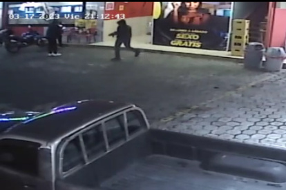Captura de video. Una de las cámaras del sector grabó el momento en que los delincuentes atacaron el centro nocturno.