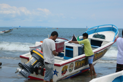 La lancha fue encontrada con sus artes de pesca y hasta con gavetas llenas de langostinos.