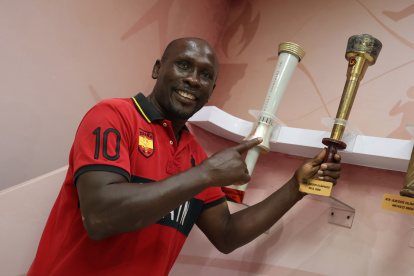 Segundo toma en su mano la antorcha que conmemora la participación de Ecuador en los Juegos Olímpicos de Seúl