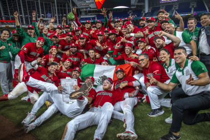 Jugadores de la selección mexicana celebrando el paso a la siguiente fase tras elimimar a Puerto Rico.