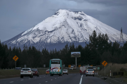 Fotografía del volcán Cotopaxi que se encuentra en un proceso eruptivo desde el sector del Boliche, provincia de Cotopaxi (Ecuador).