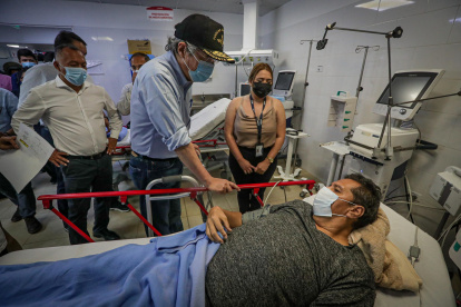 Fotografía cedida por Presidencia que muestra al presidente de Ecuador, Guillermo Lasso (c), mientras visita a los heridos por el terremoto hoy, en el Hospital del Seguro Social en la ciudad de Machala (Ecuador).