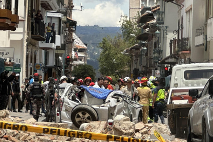 El Gobierno brasileño anunció este domingo su disposición a ofrecer la ayuda posible a las víctimas del terremoto del sábado que sacudió a Ecuador y que dejó al menos 15 muertos y cuantiosos daños materiales tanto en Ecuador como en Perú.

El Gobierno brasileño "afirma su disposición a prestar toda la cooperación posible a las autoridades de los dos países para atender la emergencia humanitaria", según un comunicado divulgado este domingo por el Ministerio de Relaciones Exteriores de Brasil.

La Cancillería expresó en su nota el pesar del Gobierno brasileño por las "pérdidas humanas y materiales consecuentes del seísmo" y "su solidaridad a los Gobiernos y a los pueblos ecuatoriano y peruano".

Según el comunicado, debido a la magnitud, el terremoto del sábado en Ecuador fue sentido en otros países de la región y causó graves daños en la región norte de Perú.

De acuerdo con los últimos datos oficiales, catorce personas murieron en Ecuador y una en Perú (una niña de 4 años) por el sismo de magnitud 6,5 en la escala Richter que se registró hacia el mediodía del sábado en la provincia del Guayas, en el litoral sur de Ecuador.

Según las autoridades ecuatorianas, el sismo dejó 381 heridos, muchos de ellos evacuados con apoyo del Ejército por vía aérea, así como 90 viviendas afectadas y 44 destruidas.