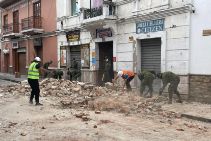 Escombros. En el centro de Machala militares ayudan en la limpieza y remoción de escombros.