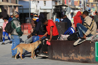 MEX077. CIUDAD JUÁREZ (MÉXICO), 18/03/2023.- Un grupo de migrantes permanecen en una plaza pública hoy, en Ciudad Juárez, estado de Chihuahua (México). Ante la crisis migratoria que se vive en la frontera entre México y Estados Unidos, las autoridades mexicanas enfrentan un desafío para solucionar el problema. En la fronteriza Ciudad Juárez, los más de 20 albergues se encuentran en su máxima capacidad y constantemente a través del tren llegan cientos de indocumentados en su mayoría de procedencia venezolana. EFE/ Luis Torres