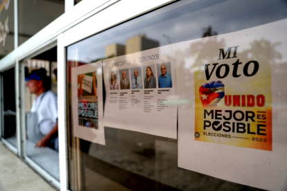 Fotografía de unos carteles sobre las próximas elecciones, hoy, en La Habana (Cuba)