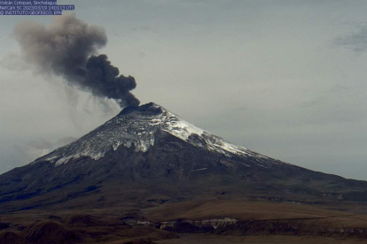 Fuerte. La columna de gases y ceniza alcanzó un kilómetro de altura, en dirección al este