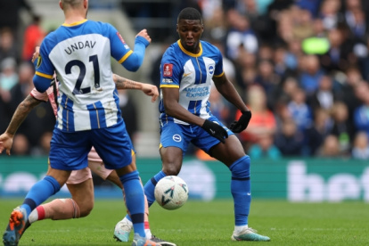 Moisés Caicedo jugó todo el partido y aportó en uno de los goles del 5-0.