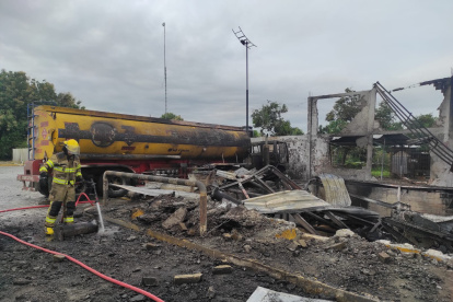 Escombros. Los vehículos que fueron alcanzados por las llamas se redujeron a nada