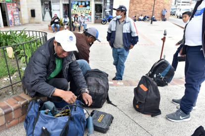 Deambulando. Plomeros, albañiles y personas que realizan oficios similares ruegan por una plaza de trabajo en plazas del norte y sur de Quito