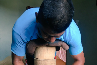 Oficio. Simón ubica el atado de hebras de toquilla (palmera autóctona) en la horma de madera, en forma de queso, sobre la que se coloca una almohada para apoyar el pecho y empezar el tejido del sombrero.