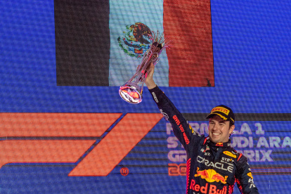 Sergio Pérez levanta orgulloso el título del Gran Premio de Arabia Saudí.