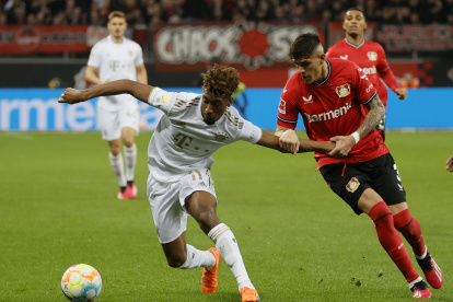 Piero Hincapie (d) en plena disputa del esférico ante Kingsley Coman.
