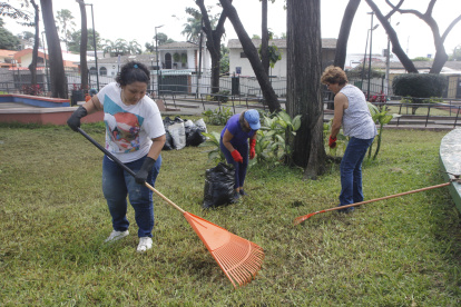 Un grupo de vecinos y socios del Comité Los Ceibos decidió limpiar el parque con sus propias recursos