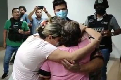 Alegría. La víctima junto con sus familiares y personal policial.