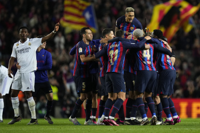 Los jugadores del FC Barcelona celebran su victoria frente al Real Madrid a la finalización del encuentro correspondiente a la jornada 26 de primera división.