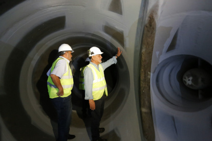 Revisión. El exministro de Energía Carlos Pérez durante un recorrido por el túnel del proyecto y constatar la existencia de fisuras en la construcción.