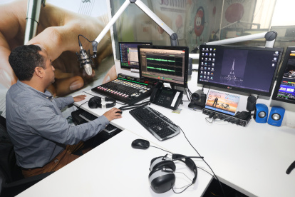 Mercado. . En el país existen más de 400 estaciones radiales que deben pagar por el uso de la música.