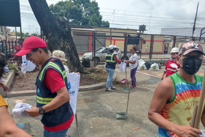 Tanto vecinos como directivos de colegios ayudaron en la limpieza.