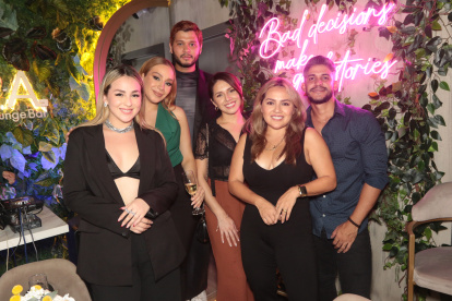 Gala Alvear, Fernanda Vélez, Werner Mujica, Ligia Gómez Gabriela Gómez y Orestes Cárdenas.