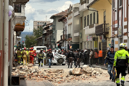 Fotografía de los daños ocasionados por el sismo de magnitud 6,5 en la escala abierta de Richter en la ciudad de Cuenca (Ecuador).
