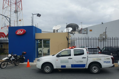 Portocolo. La Policía Nacional acudió al medio de comunicación para realizar las pericias correspondientes.