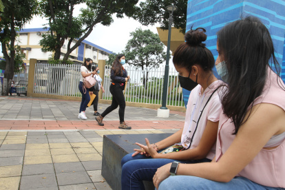 Las pruebas son virtuales, pero debido a fallas en el sistema de cómputo algunos estudiantes acudieron a la Universidad para conocer detalles del proceso.,