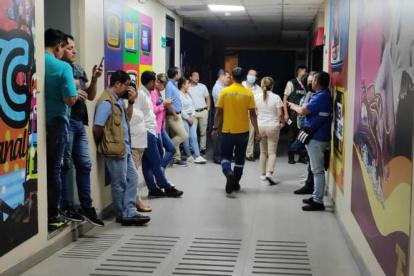 El periodista y presentador de TC Televisión Mauricio Ayora, también conocido como Caterva, recibió un sobre igual al que recibió Artieda.