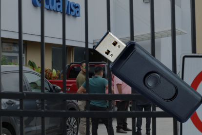 El primer reporte llegó del canal de televisión Ecuavisa, en Guayaquil.