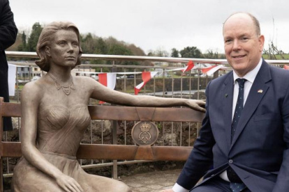 El príncipe junto a la estatua de su progenitora.