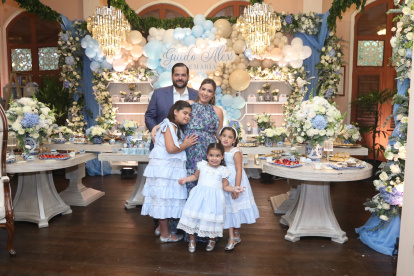 Georgette junto a sus hijas Anarella, Alina y Cecilia, y sus sobrinas, 
Catalina y Flavia Sosa Jalil, y Kiara León Ode.