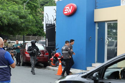 Momento en que policías ingresan a Ecuavisa para investigar el atentado del que fue víctima el periodista Lenín Artieda.