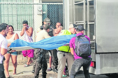 Los restos de David Laz Sarmiento fueron llevados al centro forense de Manta para las diligencias.