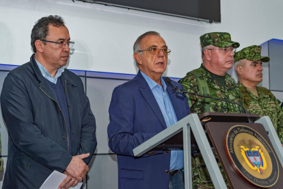 Fotografía cedida por el Ministerio que muestra al ministro de Defensa, Iván Velásquez (2i), mientras ofrece una declaración junto al ministro del Interior, Alfonso Prada, este 19 de marzo de 2023, en Bogotá (Colombia).