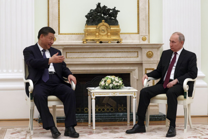 Elc lider de China Xi Jinping y e presidnete de  Rusia Vladímir Putin, en plano diálogo en Moscú, este 20 de marzo de 2023.