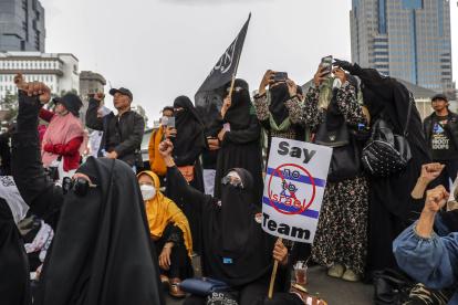 Manifestantes gritan consignas durante una manifestación contra Israel en Yakarta, Indonesia, el 20 de marzo de 2023.