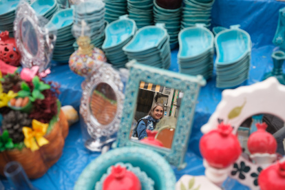 Una joven realiza compras en el bazar de Tajrish, en el norte de Teherán, con motivo del año nuevo persa o Noruz.
