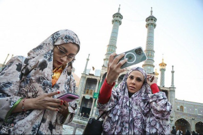 Teherán. Las legisladoras correístas Viviana Veloz y Marcela Holguín se hacen selfies mientras usan el chador, una pieza de ropa típica de Irán que cubre su cuerpo.