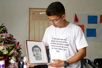 Uberney Echeverry durante la entrega del cuerpo de su padre