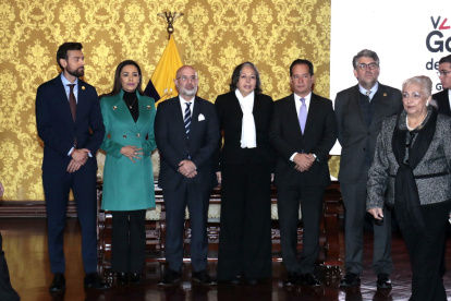 Acto. La familia Gabela y los miembros de la comision, en Presidencia.