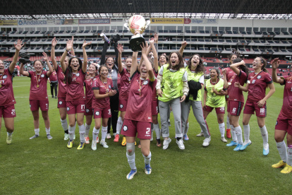 Las futbolistas del Americano y su celebración tras recibir el trofeo.